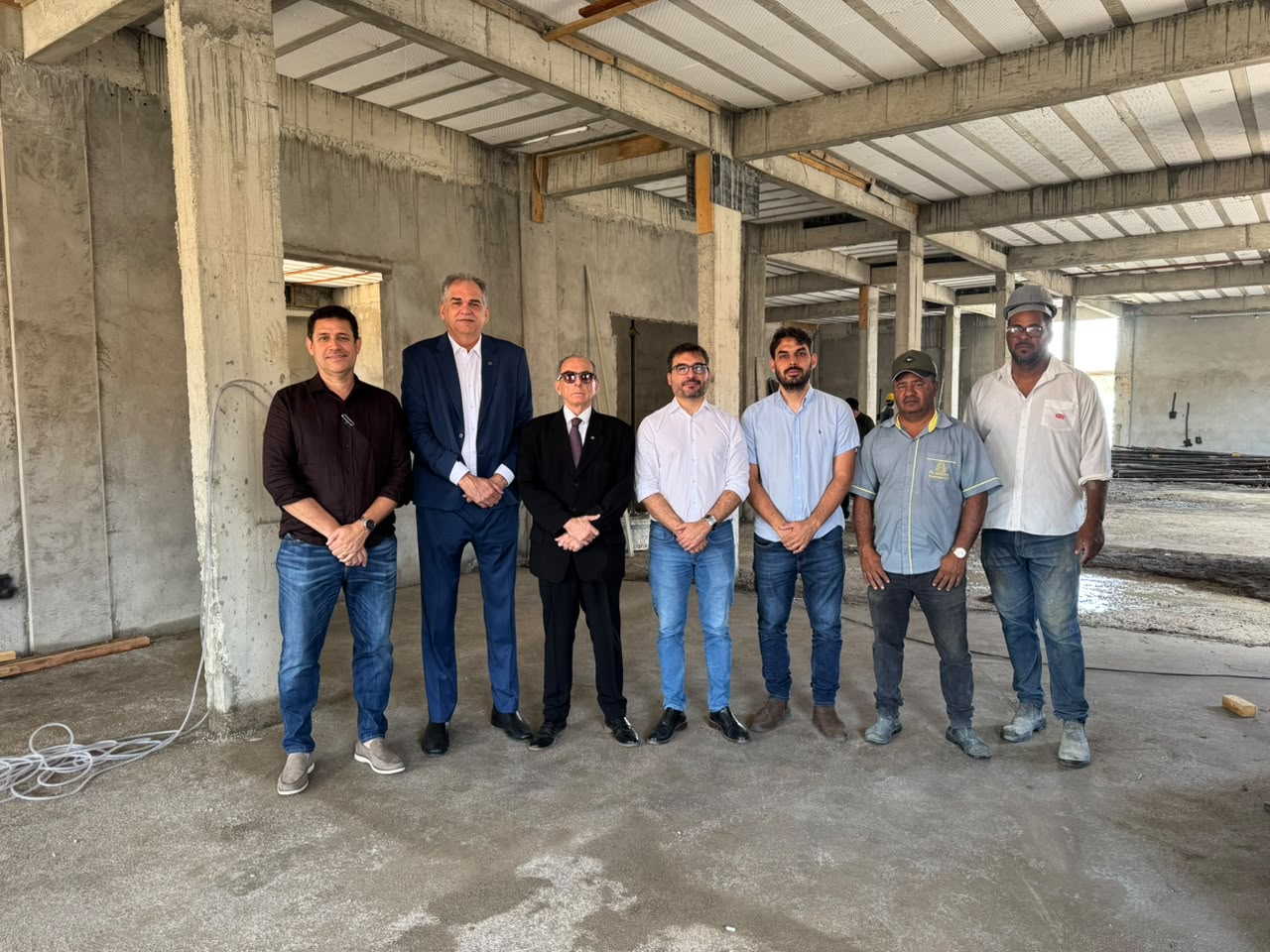Foto do presidente do TJPB e auxiliares em visita as obras de melhorias nos Fóruns de Sumé e Serra Branca